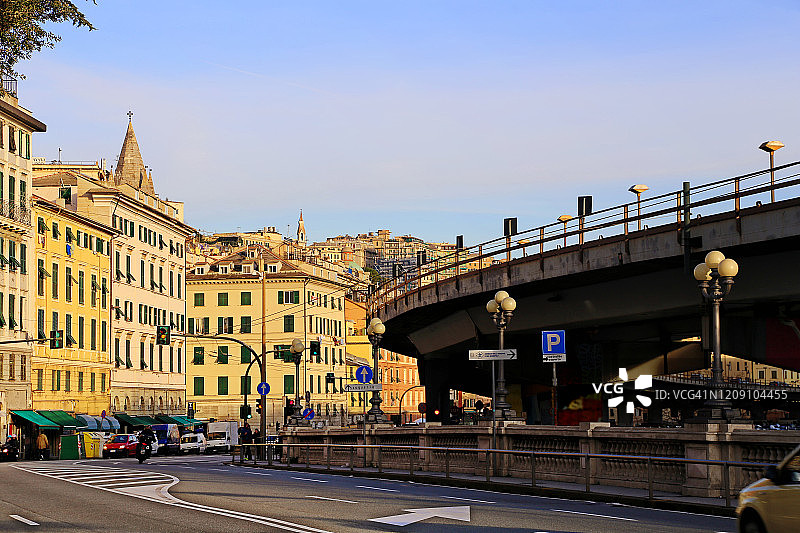 阳光明媚的热那亚城市街道和历史建筑图片素材