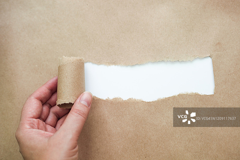 带有文本空间的撕裂纸张，白色背景的牛皮纸图片素材
