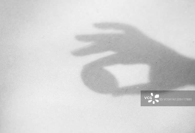 手持复活节彩蛋的潮流阴影图片素材