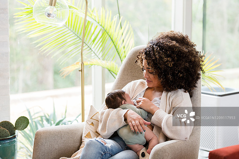 母亲给新生儿哺乳图片素材