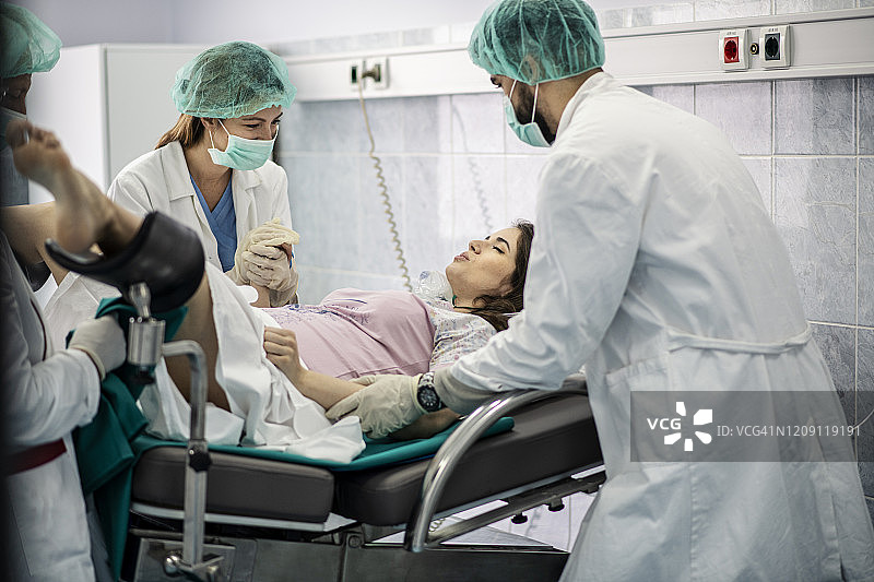在医院里，妇女分娩时得到支持，产科医生协助。现代化的分娩病房配有专业的助产士图片素材