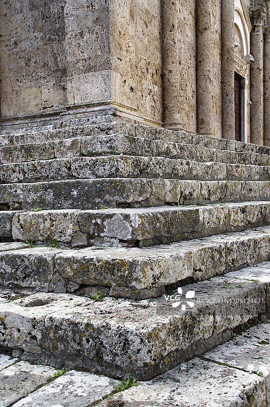 意大利城镇的圣切尔博尼乌斯大教堂台阶图片素材