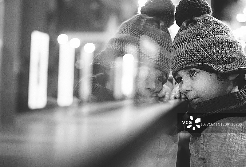 小男孩向窗外看图片素材