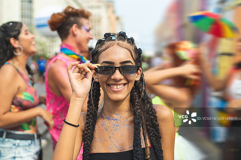 享受街头嘉年华的另类生活方式女人图片素材