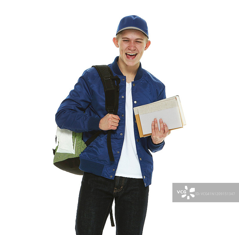 站在白色背景前，背着背包，拿着书的白人男大学生图片素材