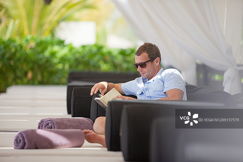 男人在读书图片素材