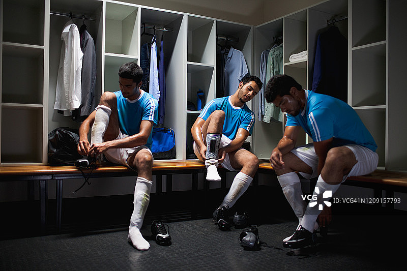 足球运动员在更衣室准备图片素材