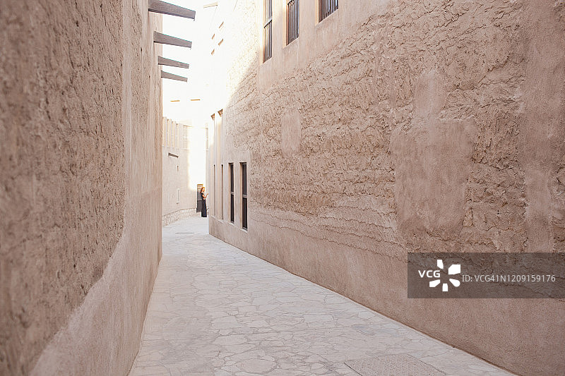迪拜 Bur Dubai 的狭窄巷子，阿拉伯联合酋长国图片素材