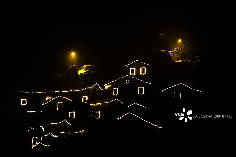 圣诞灯光照亮的小型古老村庄图片素材