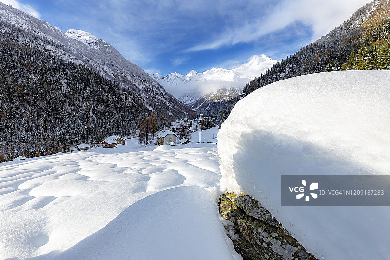 被大雪覆盖的小村庄图片素材