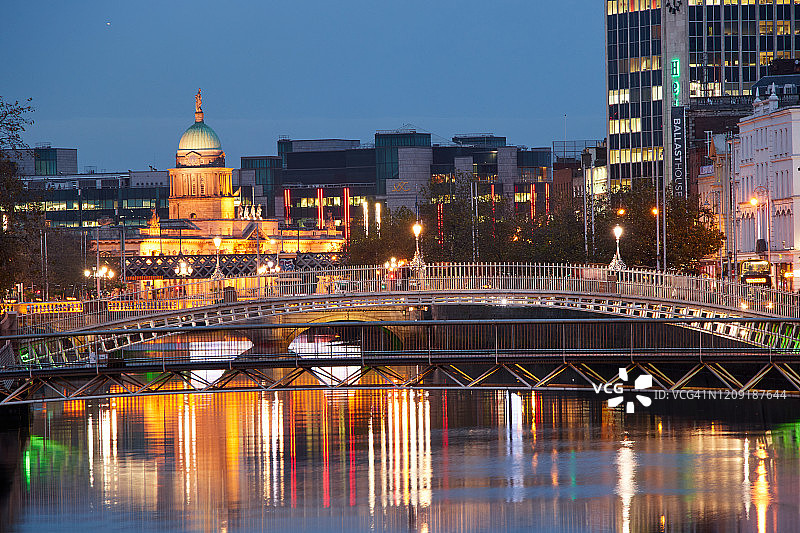 爱尔兰都柏林市的哈彭尼桥图片素材