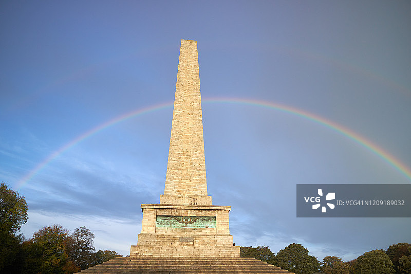 爱尔兰都柏林凤凰公园惠灵顿纪念碑上的彩虹图片素材