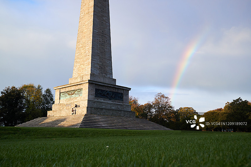 爱尔兰都柏林凤凰公园惠灵顿纪念碑上的彩虹图片素材