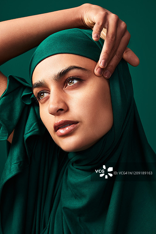 戴着头巾的女人，如贝壳中的珍珠图片素材