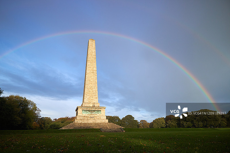 爱尔兰都柏林凤凰公园惠灵顿纪念碑上的彩虹图片素材