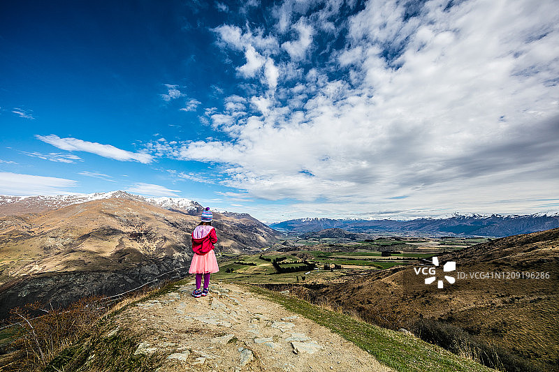 新西兰壮丽的景色：女孩眺望地平线图片素材