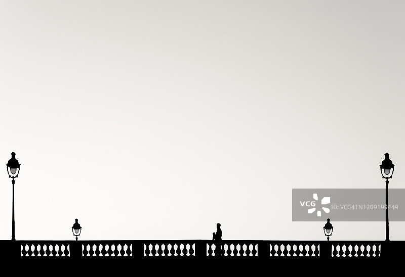 站在巴黎桥上的男子剪影图片素材