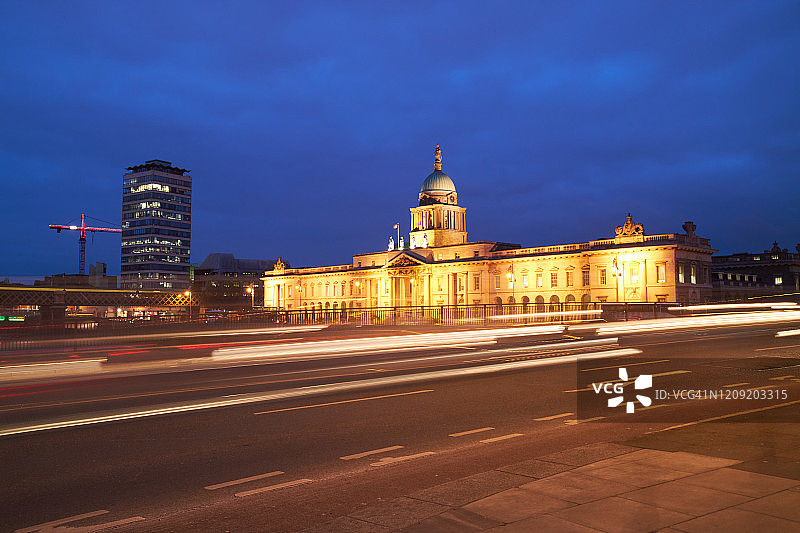 爱尔兰都柏林城市夜景天际线图片素材