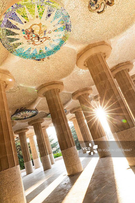 巴塞罗那奎尔公园的彩色马赛克柱图片素材