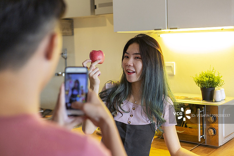 居家休闲风格的社交媒体影响者图片素材