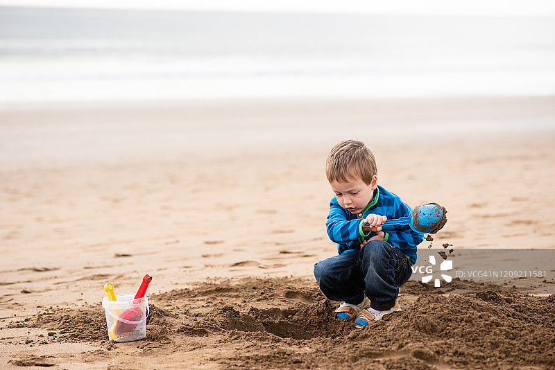 在沙滩上玩耍的可爱孩子图片素材