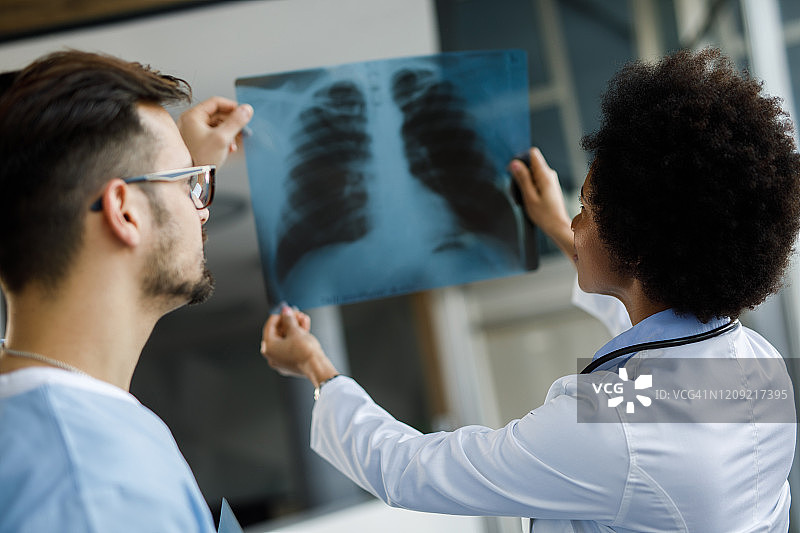 团队合作进行诊断图片素材