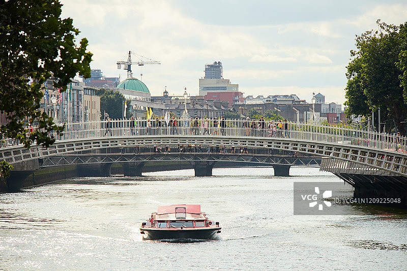 爱尔兰都柏林市的哈彭尼桥图片素材