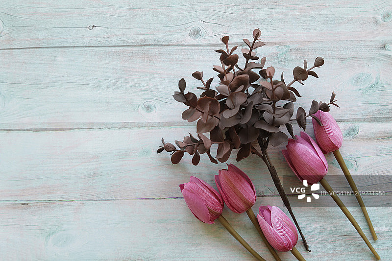 蓝色背景上的粉色郁金香花束图片素材