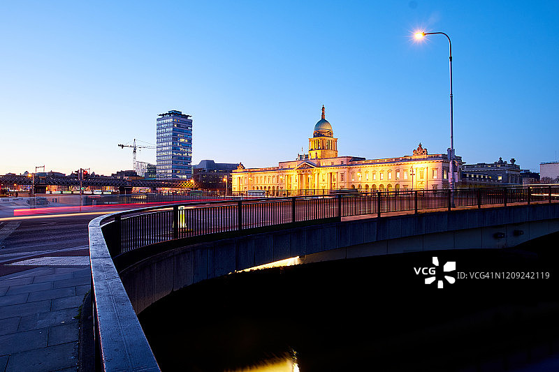 爱尔兰都柏林市的夜间海关大楼图片素材