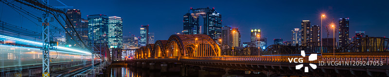 大阪未来摩天大楼城市景观中的日本通勤列车图片素材