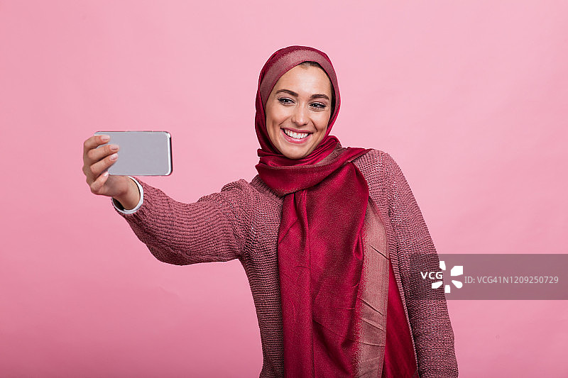 有魅力的女士正在使用她的手机图片素材