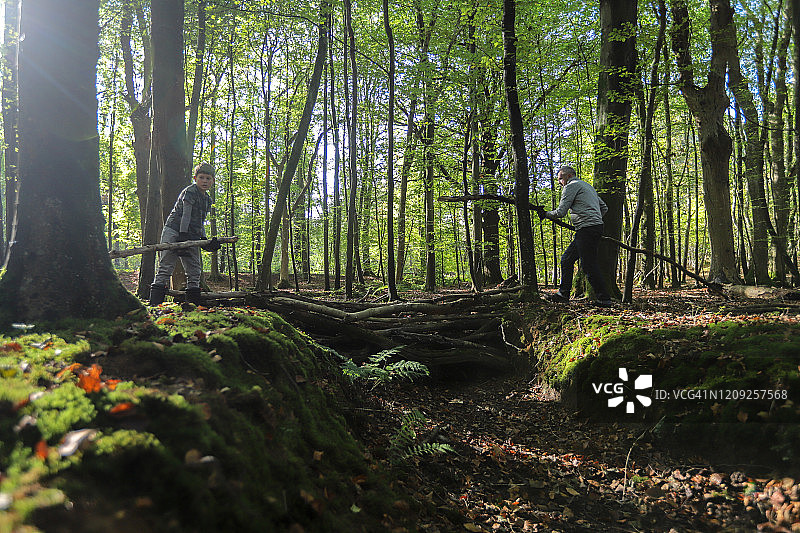 父子在森林里搭建桥梁图片素材