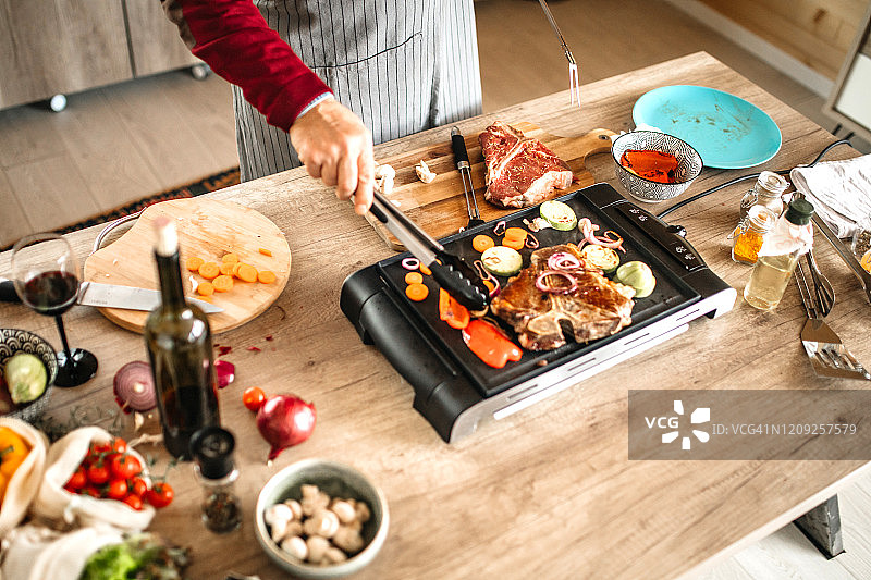 一个人在准备美味的食物图片素材