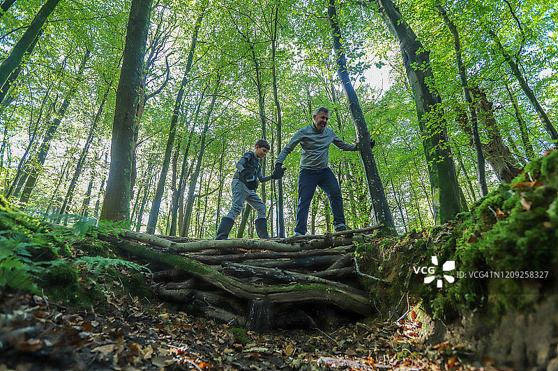 父子过简易桥图片素材