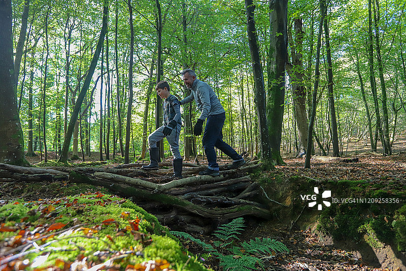 父子过简易桥图片素材