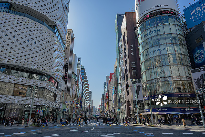 东京银座中央大街：周末的步行商业街图片素材