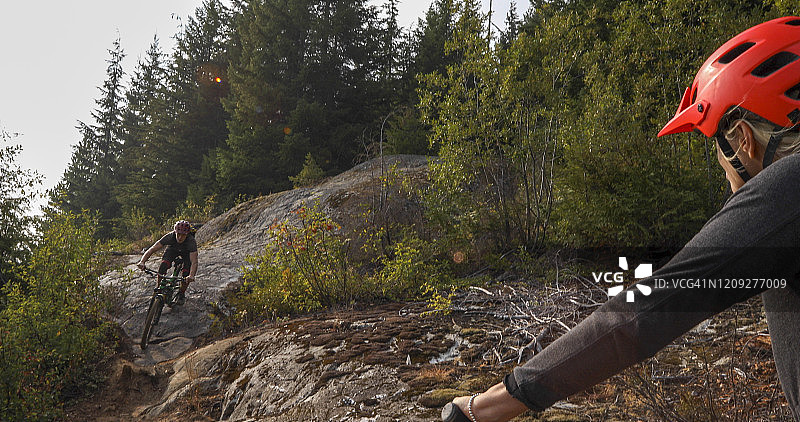 山地自行车下山陡峭的岩石板图片素材