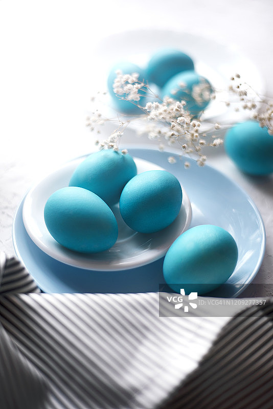 色彩鲜艳的蓝色复活节彩蛋图片素材