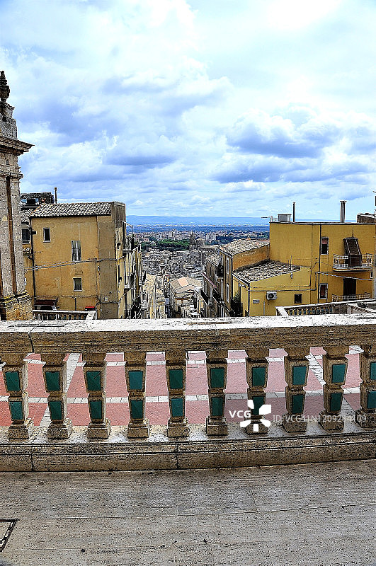 欧洲，意大利西西里岛卡塔尼亚；卡尔塔吉龙-从栏杆到圣玛丽亚德尔蒙特教堂的城市景观图片素材