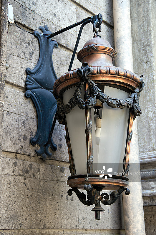 装饰华丽的古色古香的街灯挂在住宅楼的外墙上图片素材