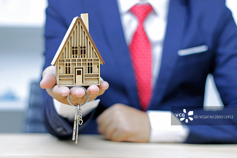 带房屋模型和钥匙的房地产经纪人图片素材