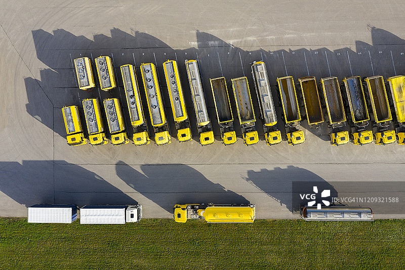 黄色卡车鸟瞰图图片素材