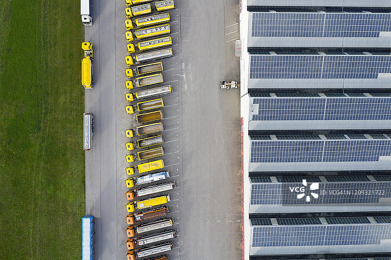 仓库中的卡车航拍视角图片素材