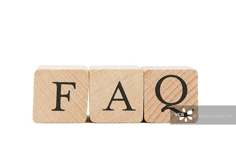 白色背景上由木块制成的FAQ字样图片素材