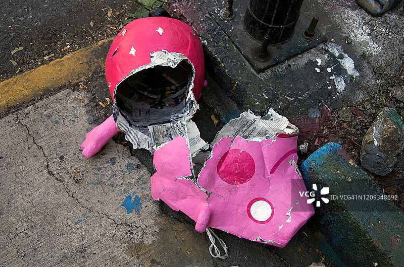 城市街道上被打碎的粉色小猪皮纳塔图片素材