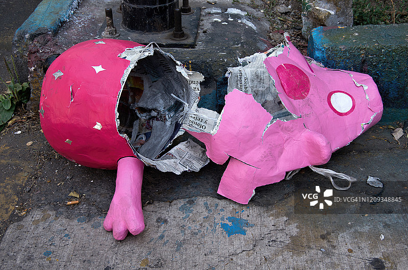 城市街道上被打碎的粉色小猪皮纳塔图片素材