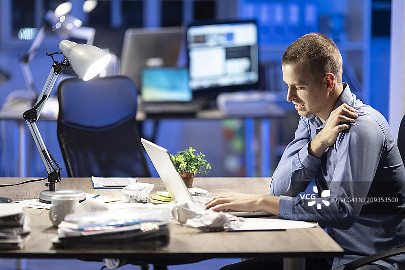 年轻男人在工作场所使用笔记本电脑图片素材