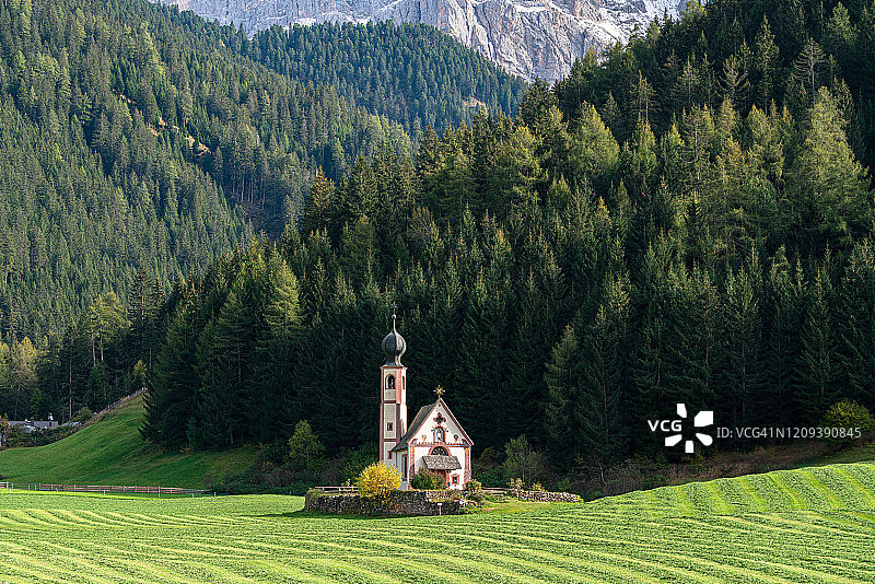 意大利富内斯山谷拉努伊的圣约翰教堂（白天）图片素材