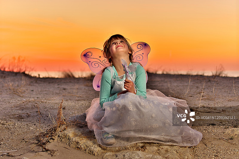 打扮成仙女的年轻女孩仰望天空的写真图片素材