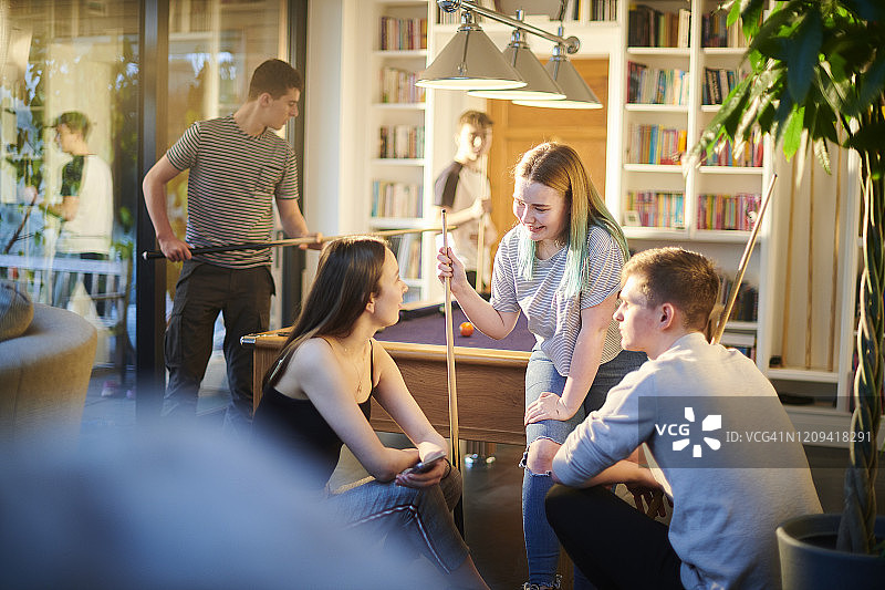 青少年朋友打台球图片素材